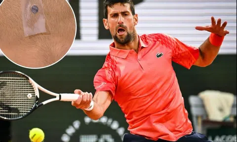 Novak Djokovic dán thiết bị như Iron Man để thi đấu tại Roland Garros